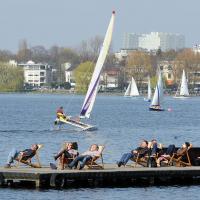 1230_2850 Ein Katamaran fährt hart am Wind auf der Alster, weitere Seglboote im Hintergrund. | 